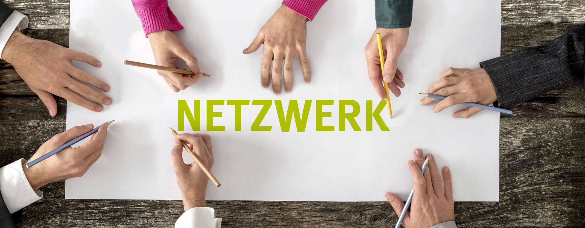 Bild eines Blatt Papiers, auf dem Netzwerk steht, mit mehreren Händen drumherum - HEUTE UND MORGEN