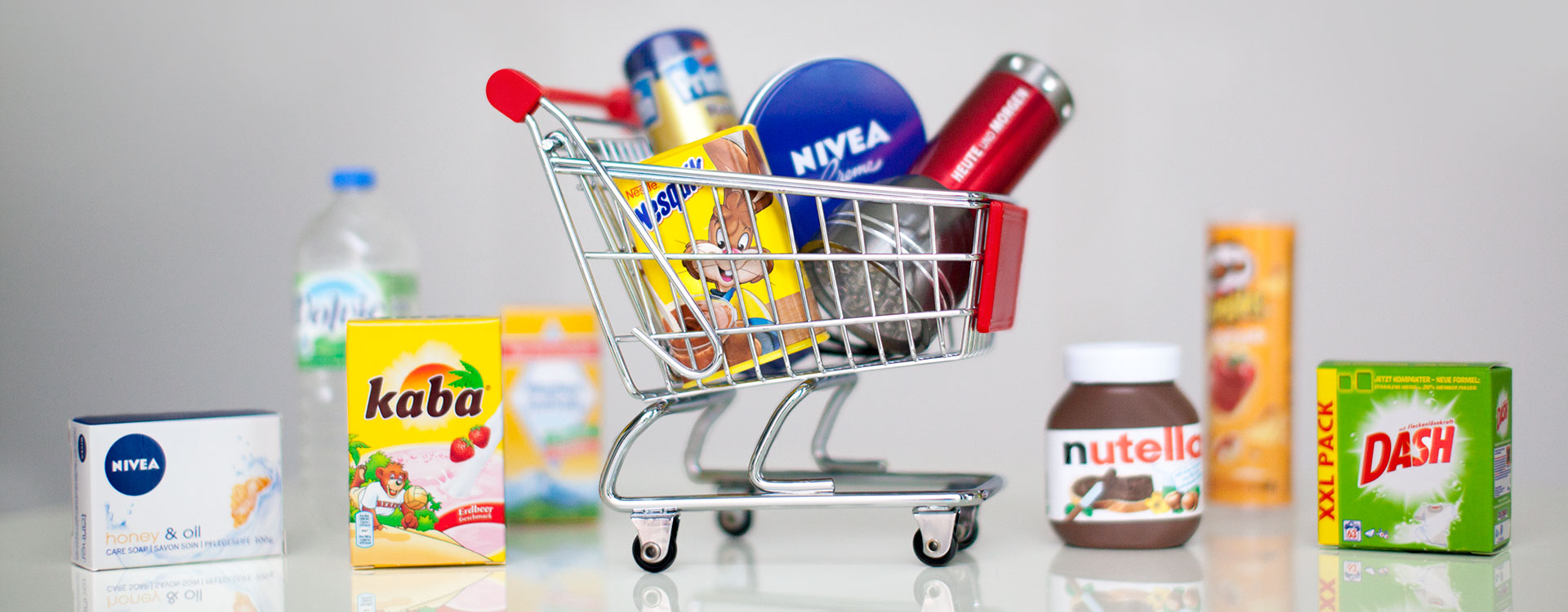 Miniaturansicht eines Einkaufswagens mit mehreren Markenprodukten - Produktforschung - HEUTE UND MORGEN