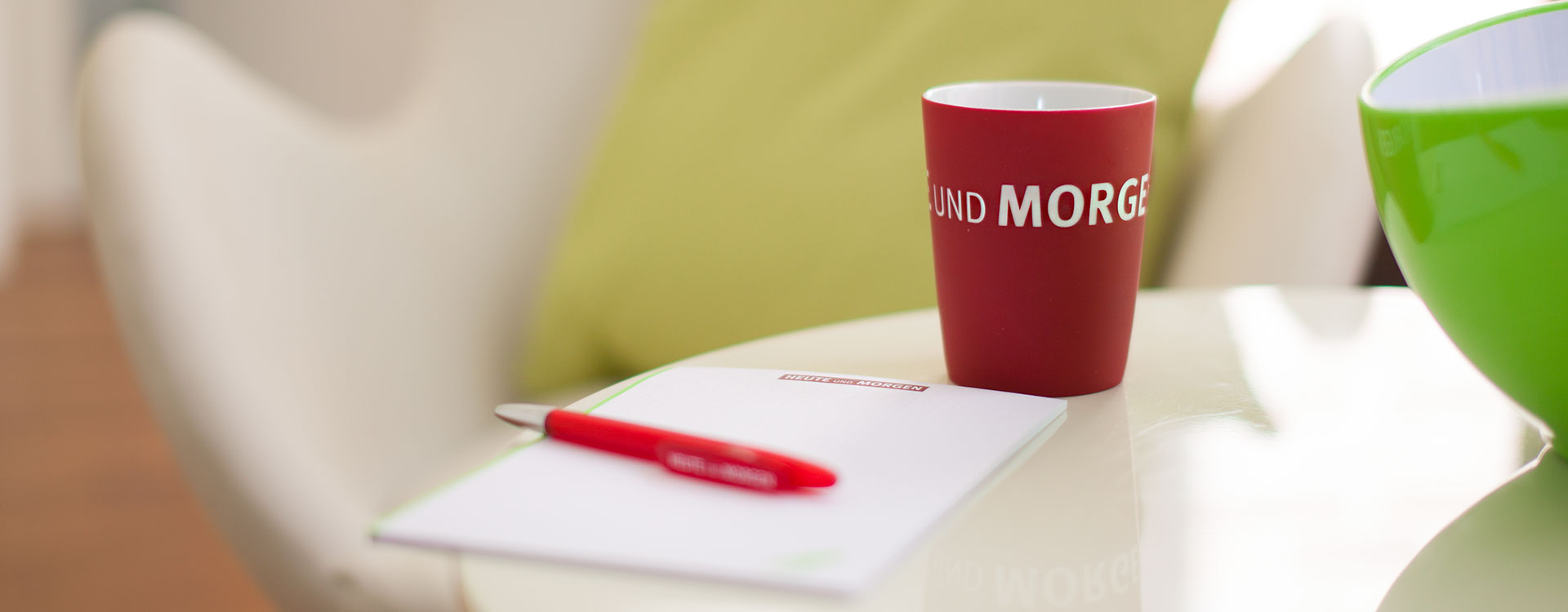 Kaffeetasse, Kuli und NOtizblock von HEUTE UND MORGEN