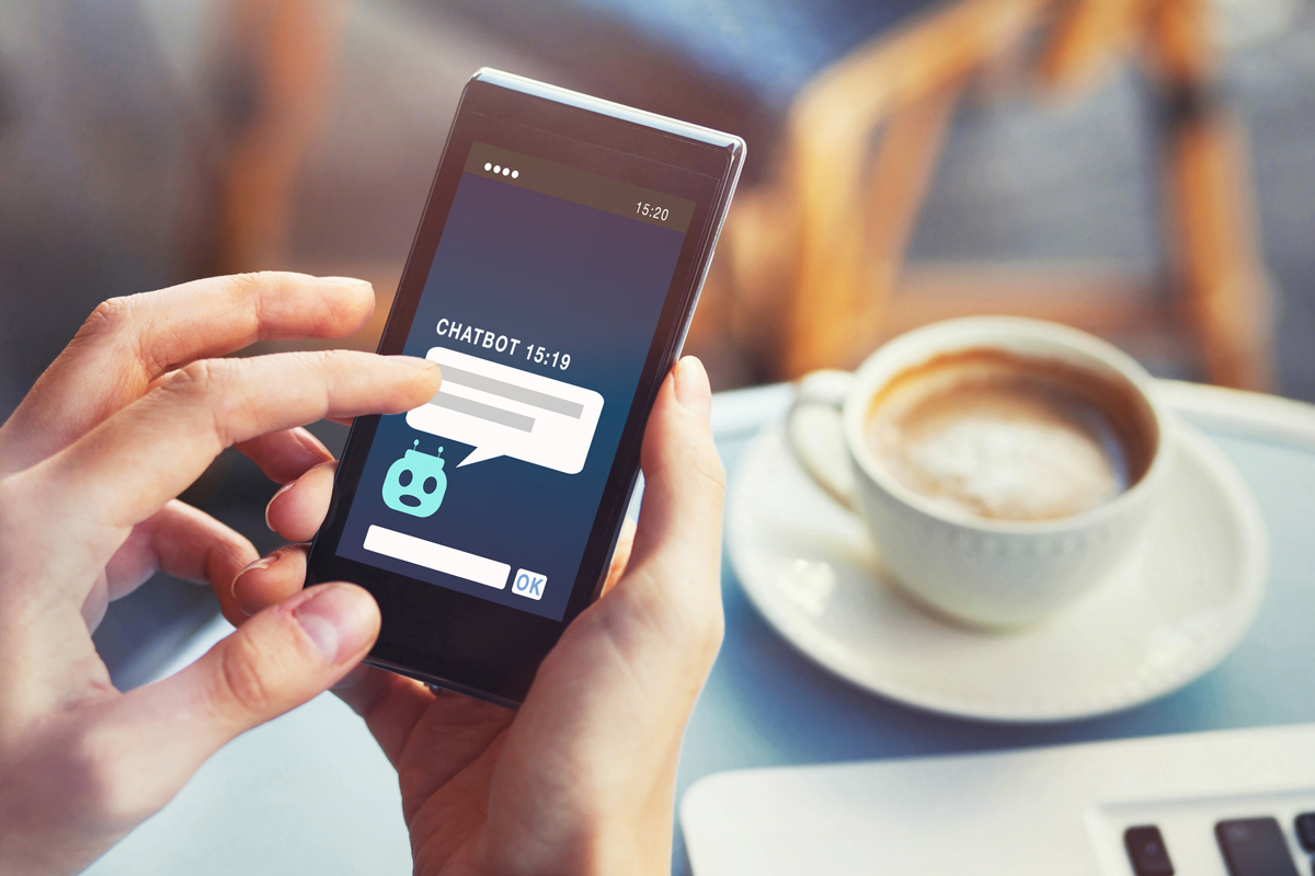 chatbot answering questions online, robot assistant Bild eines Chatbots auf einem Handy