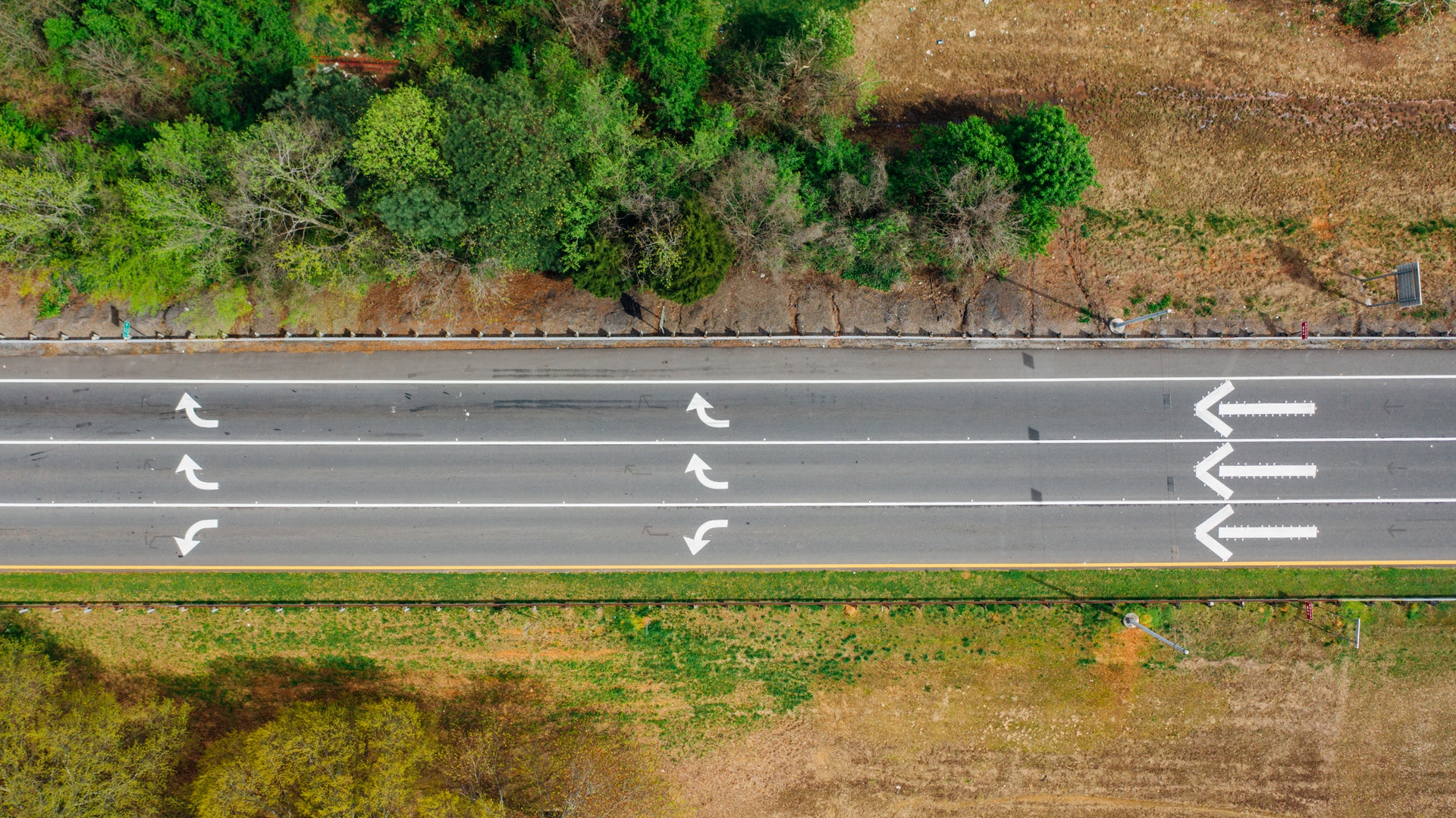 Customer Journey Kfz-Versicherungs-Wechsel – Folgestudie 2022 – HEUTE UND MORGEN Vogelperspektive einer Straße mit drei Spuren
