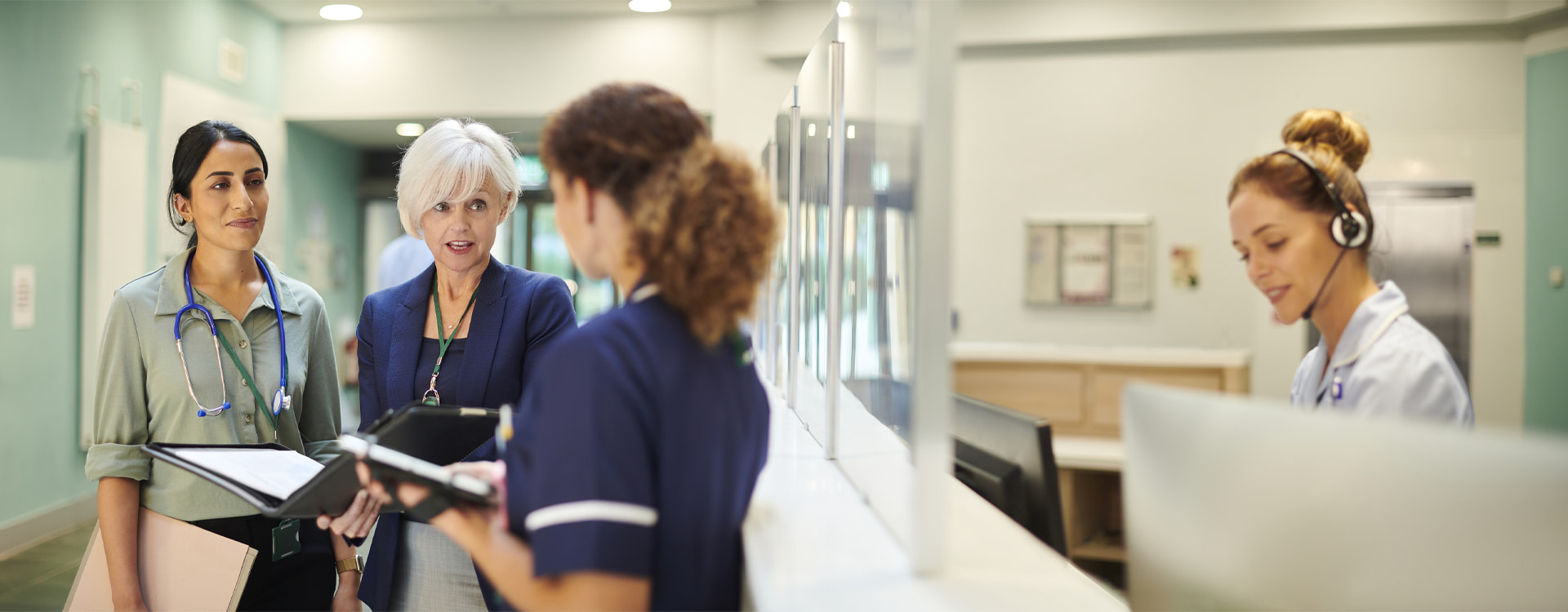 Ärzte und Arzthelferinnen auf einem Krankenhausgang - Marktforschung für Gesundheitsunternehmen - HEUTE UND MORGEN