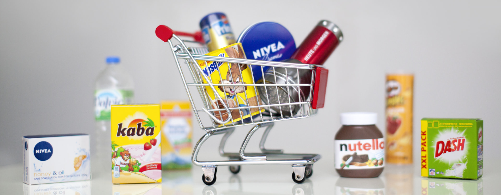 Mehrere Markenprodukte in einem Miniatur-Warenkorb - Marktforschung für den Handel - HEUTE UND MORGEN