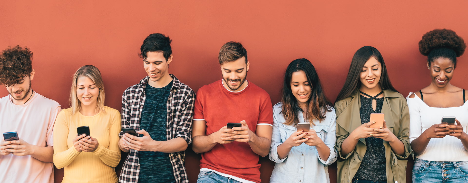 Junge Menschen mit Smartphones vor einer Wand - Marktforschung für Telekommunikationsunternehmen - HEUTE UND MORGEN