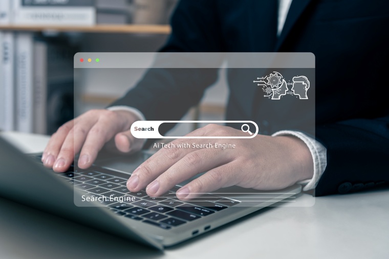 KI-Marketing-heute-und-morgen Hände auf Tastatur des Laptops, darüber eine stilisierte Suchmaske einer Suchmaschine
